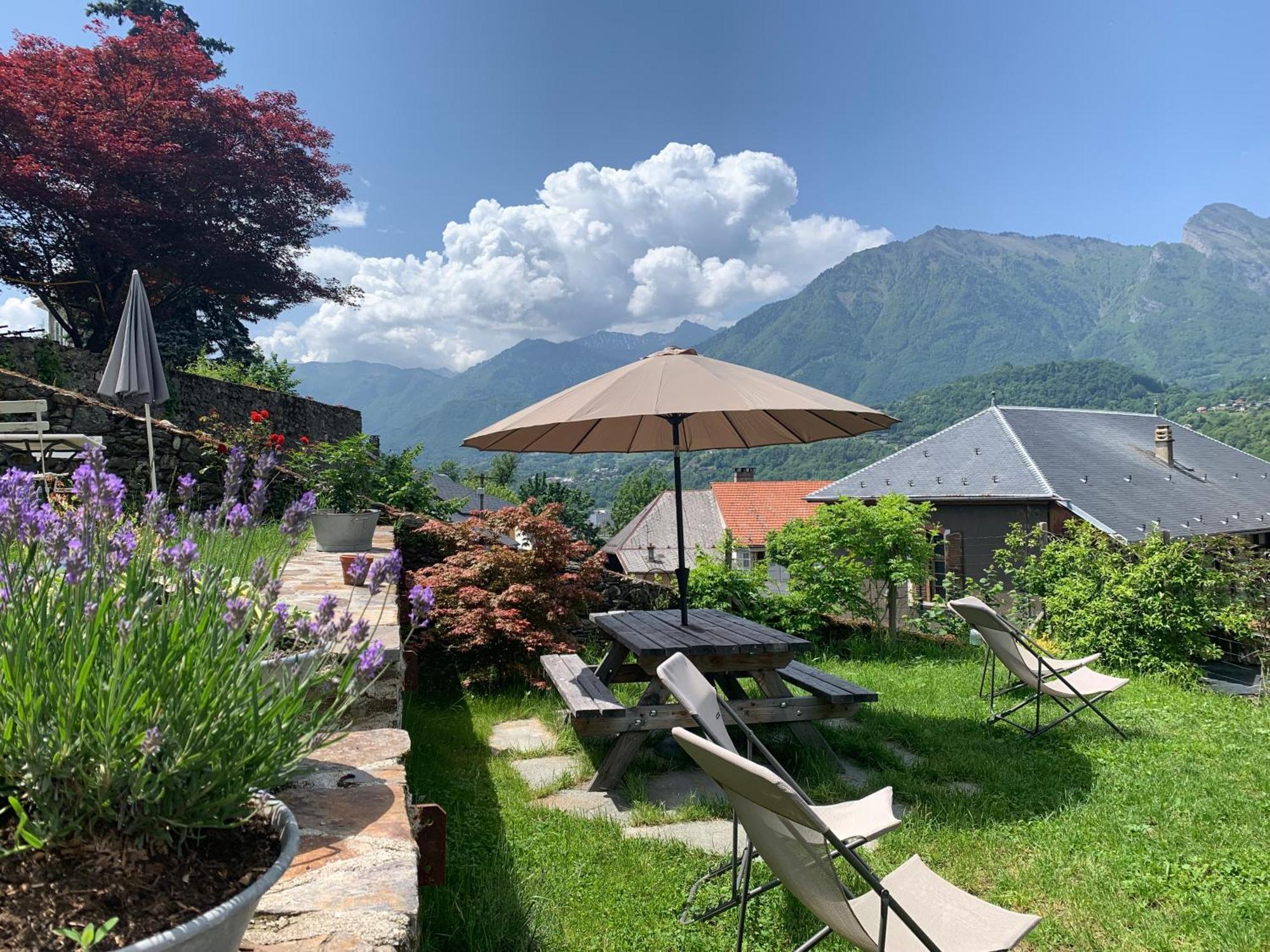 Au Cheval Blanc - Appartements Et Chambres D'Hotes Albertville Exterior photo